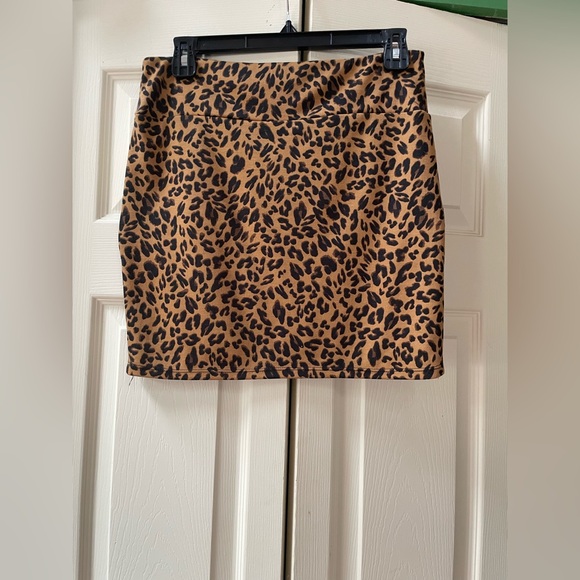 Xhilaration Tan and Black Animal Print Mini Skirt - Picture 4 of 5